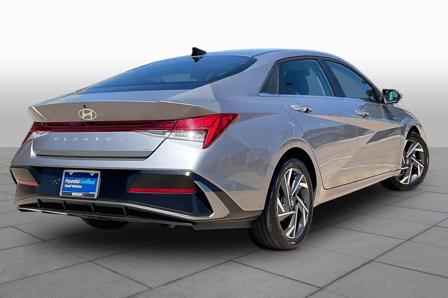 Used 2025 Fluid Metal Hyundai Limited image 13