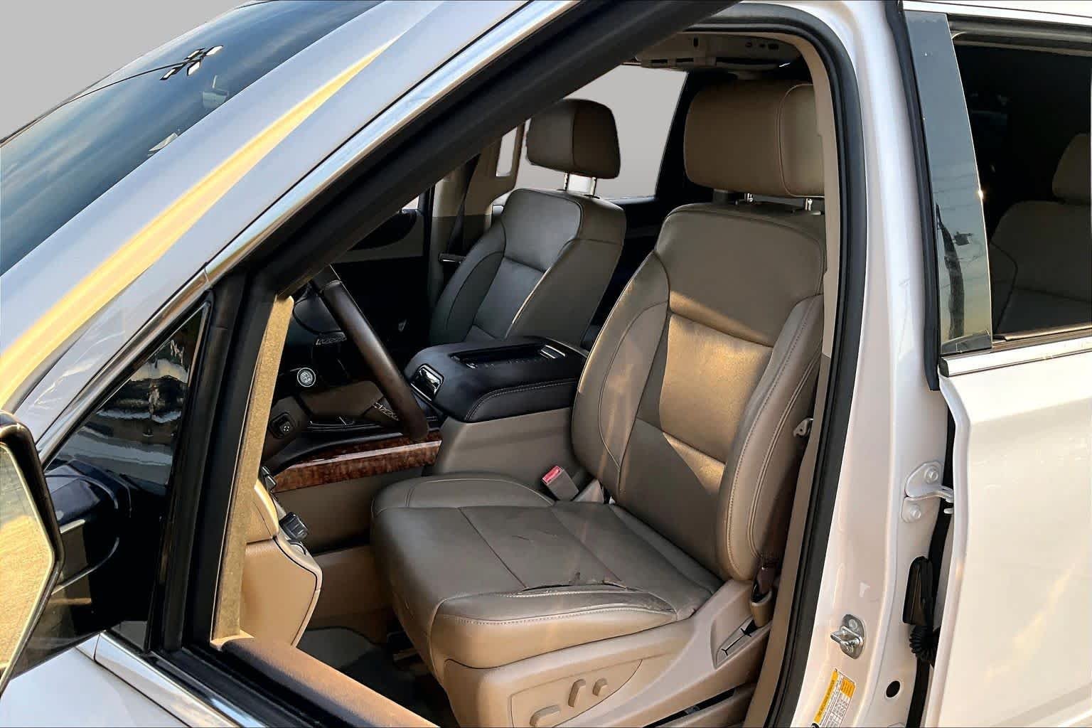 Used 2019 Iridescent Pearl Tricoat Chevrolet Premier image 8