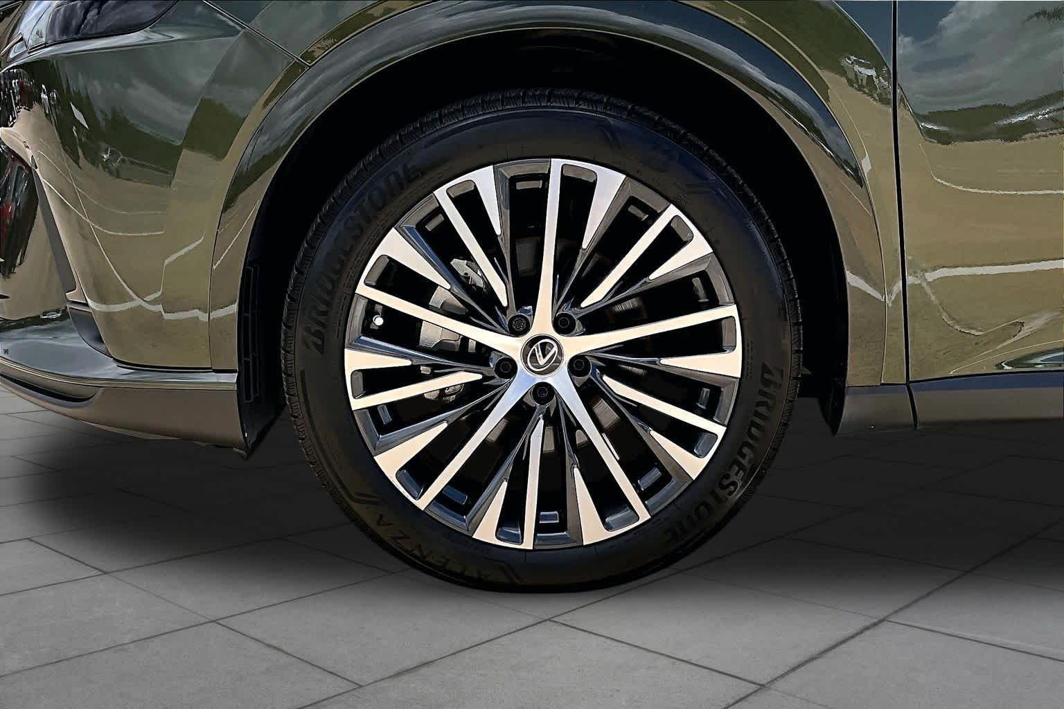 Used 2025 Nori Green Pearl Lexus Premium Plus image 11