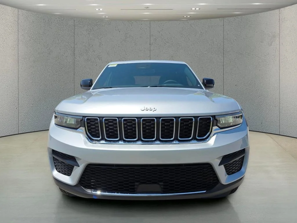 New 2026 Silver Zynith Exterior Paint Jeep Laredo image 2