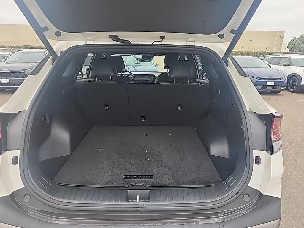 Used 2023 White Kia X-Line Prestige image 18