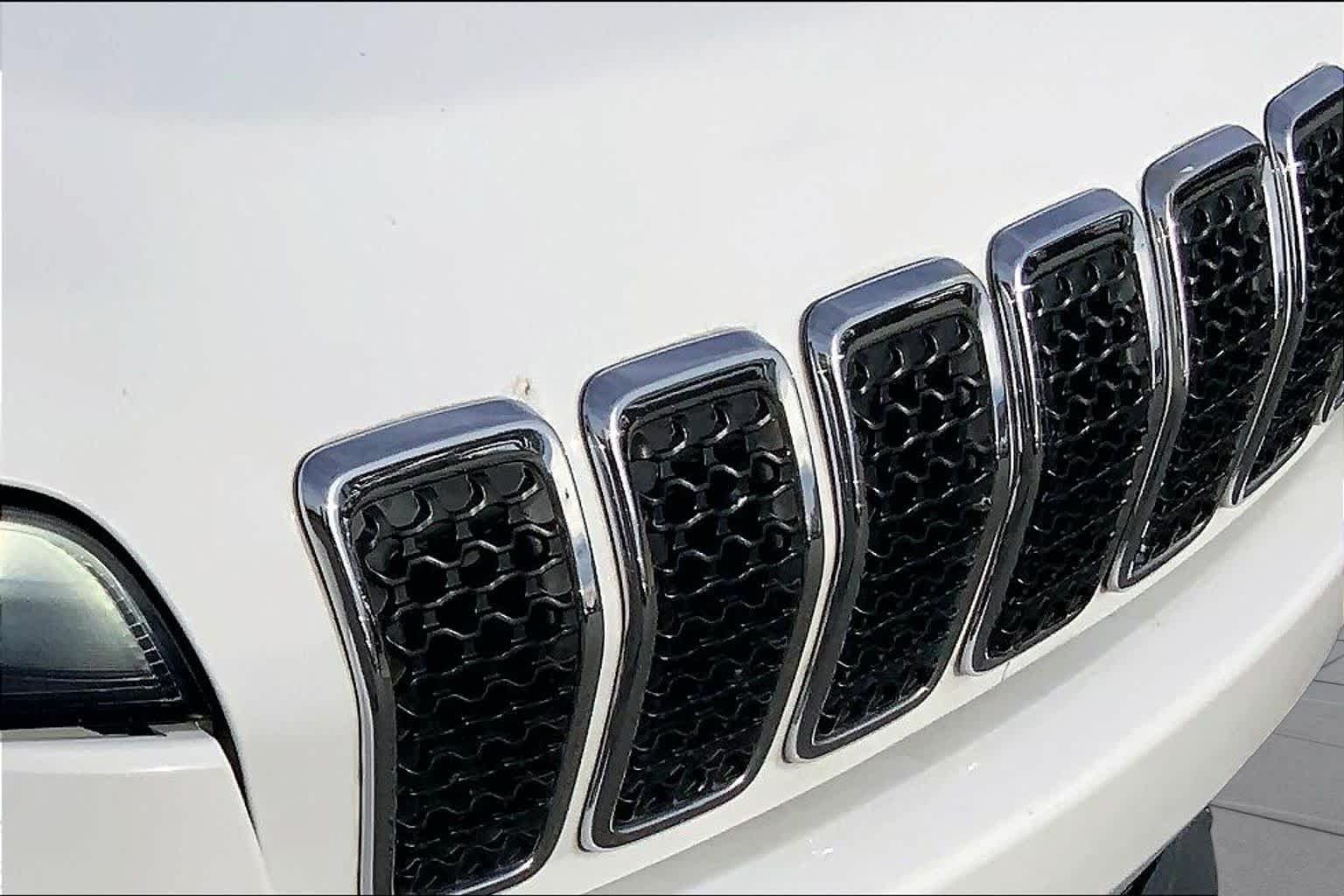 Used 2019 Bright White Clearcoat Jeep Latitude image 28