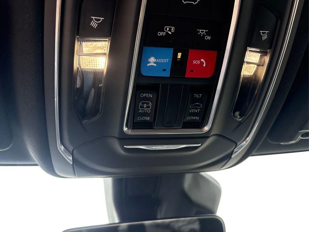 New 2026 Diamond Black Crystal Pearlcoat Jeep Laredo X image 18