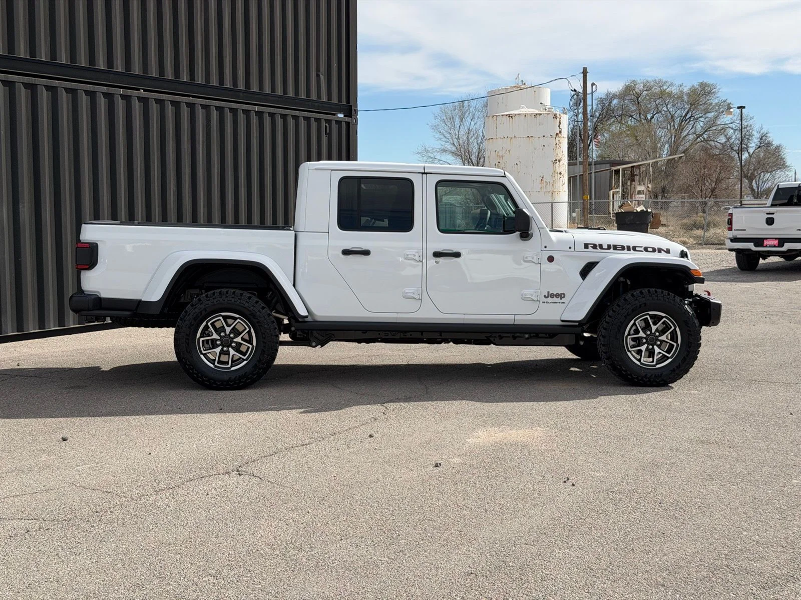 New 2026 Bright White Clear-Coat Exterior Paint Jeep Rubicon X image 6
