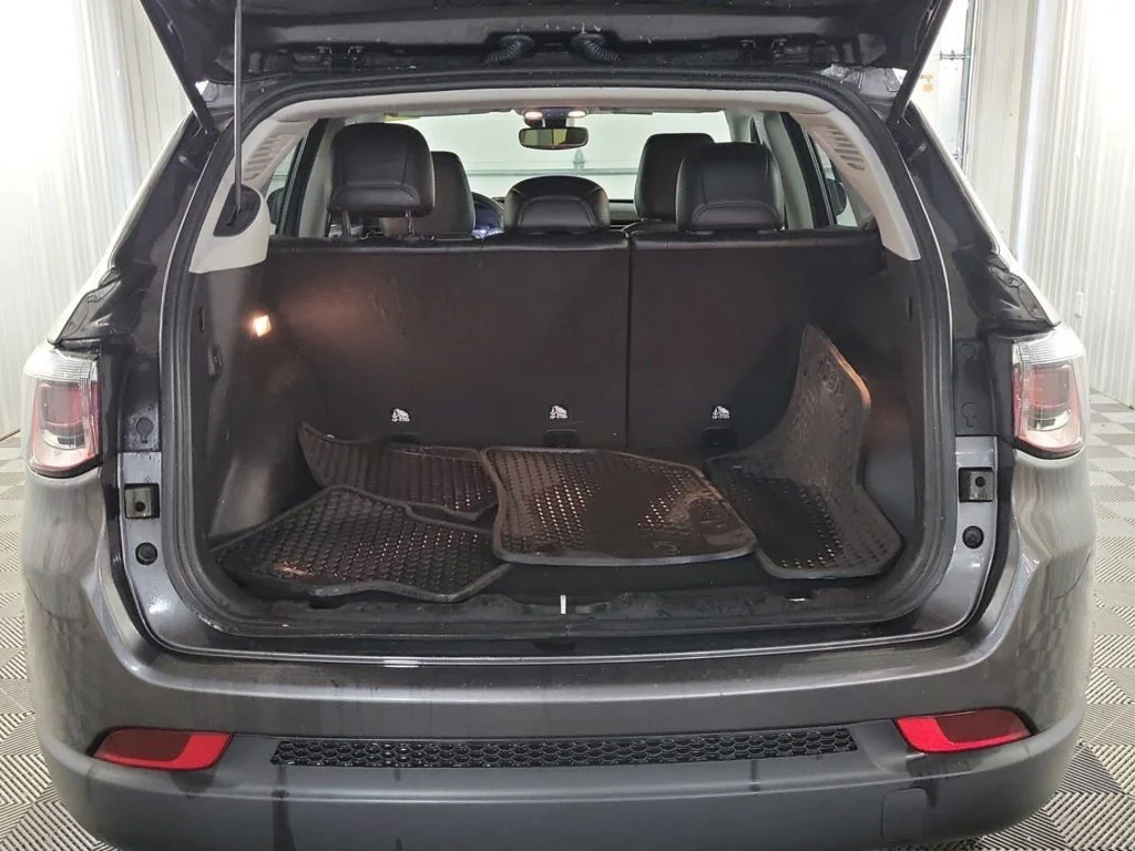 Used 2022 Gray Jeep Latitude image 6