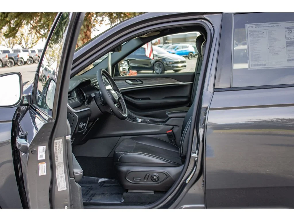 New 2026 Baltic Gray Metallic Clearcoat Jeep Laredo Altitude image 26