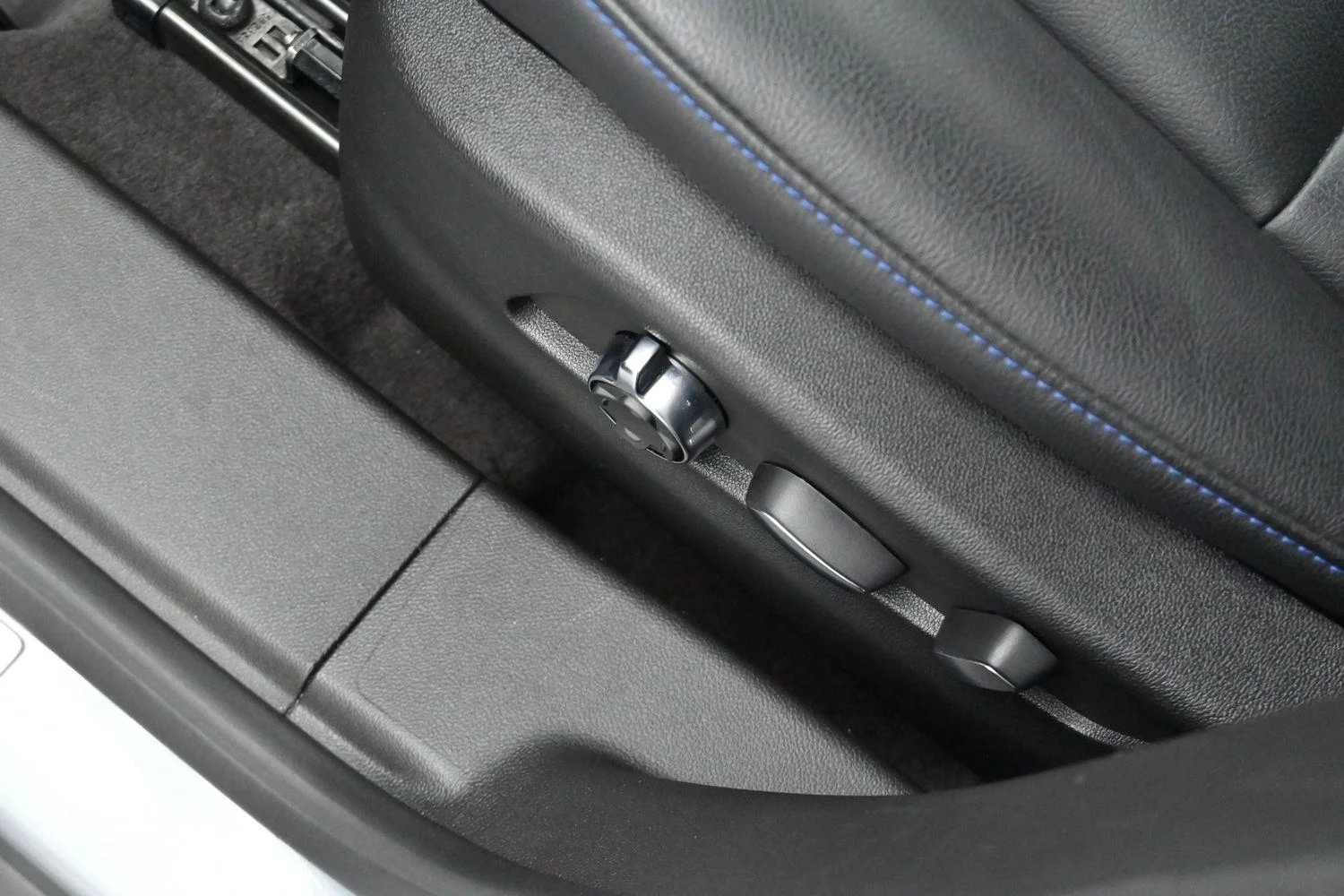 Used 2024 Argent Silver Metallic Cadillac Sport image 15