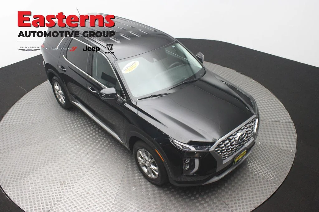 Used 2022 Black Hyundai SE image 3