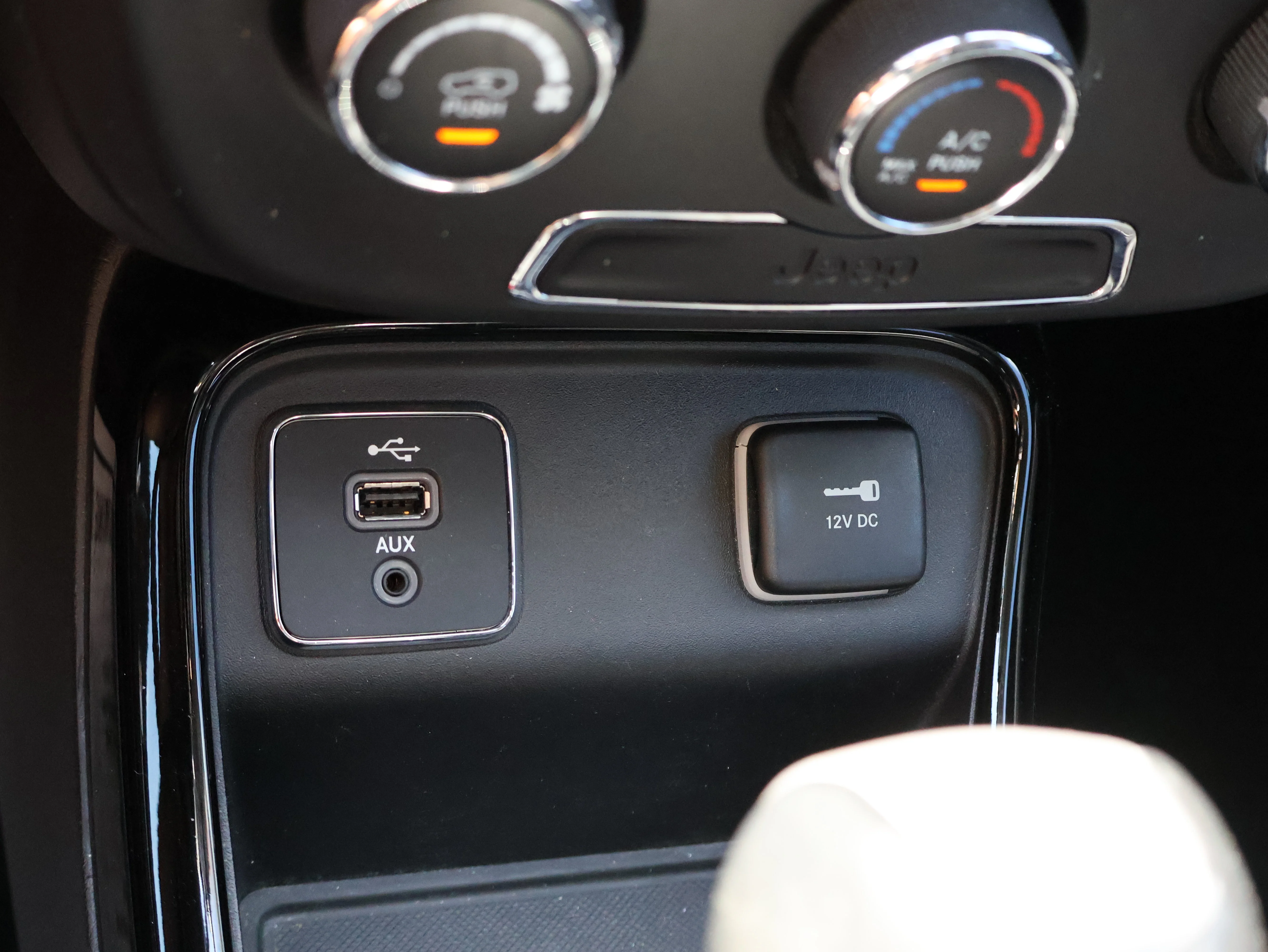 Used 2018 Granite Crystal Metallic Clearcoat Jeep Altitude image 28