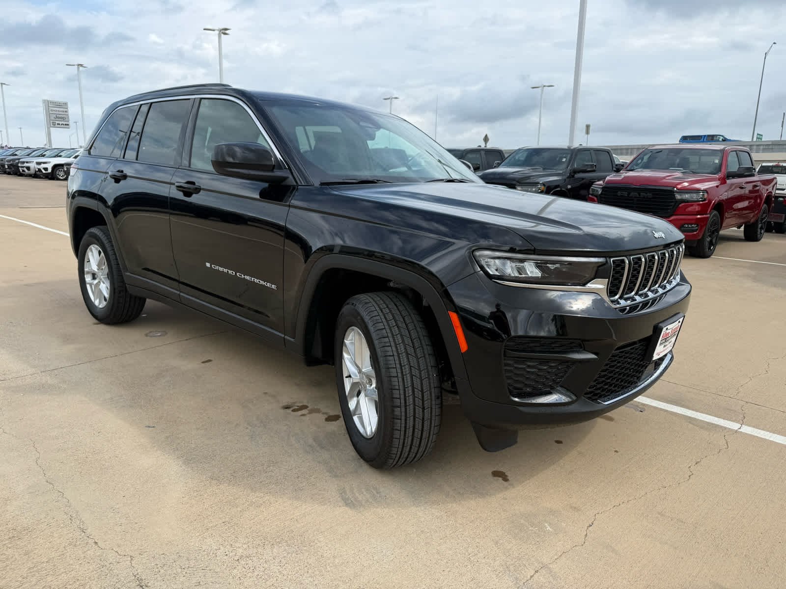New 2026 Diamond Black Crystal Pearl-Coat Exterior Paint Jeep Laredo image 6