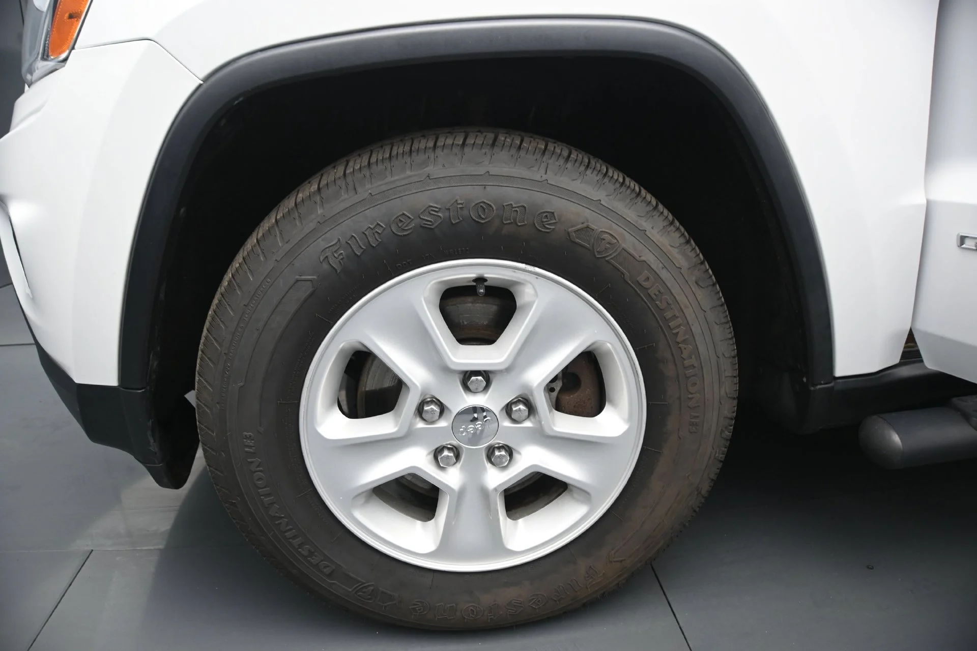 Used 2015 Bright White Clearcoat Jeep Laredo image 25