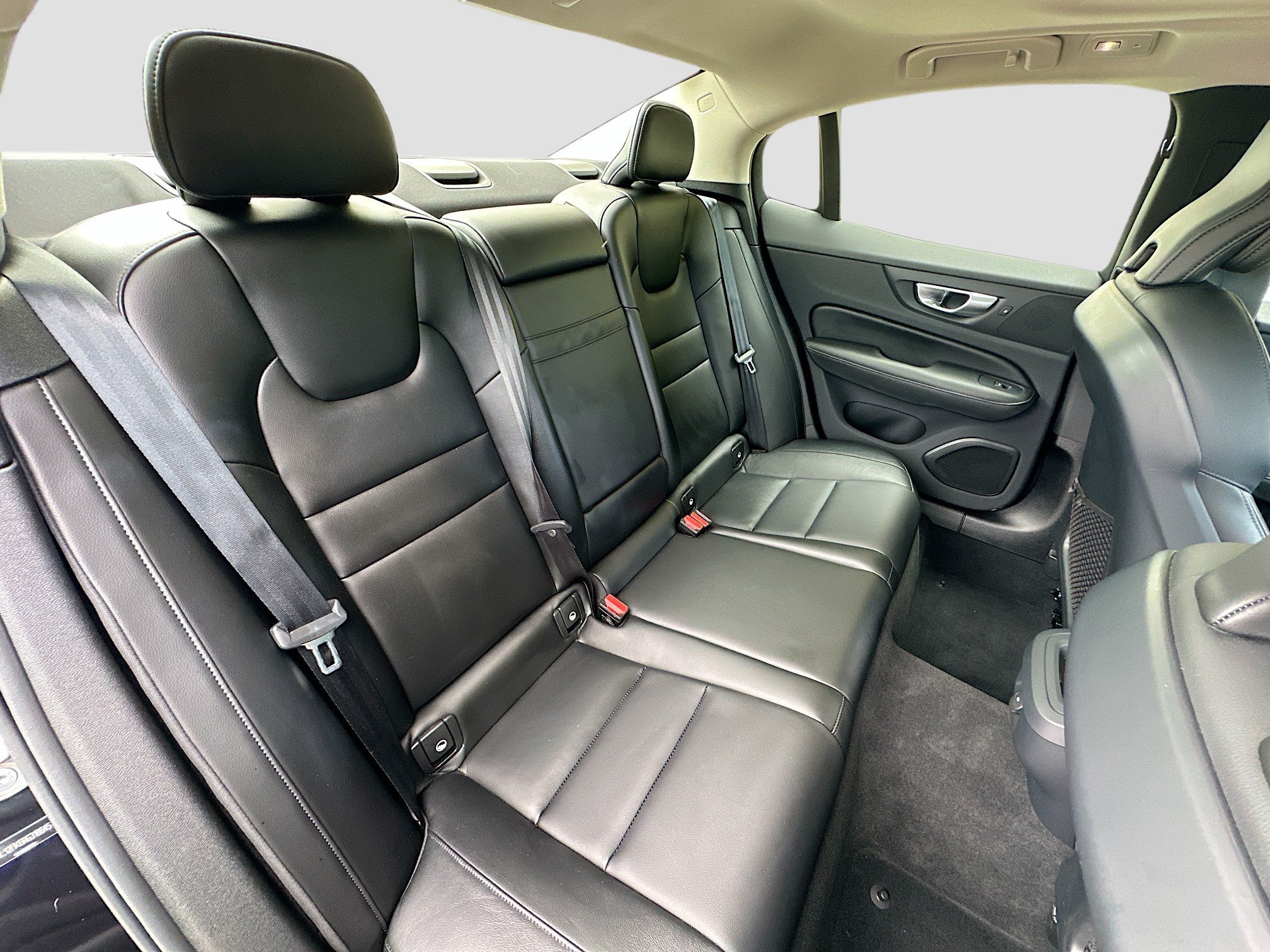 Used 2024 Onyx Black Metallic Volvo Core Dark Theme image 23