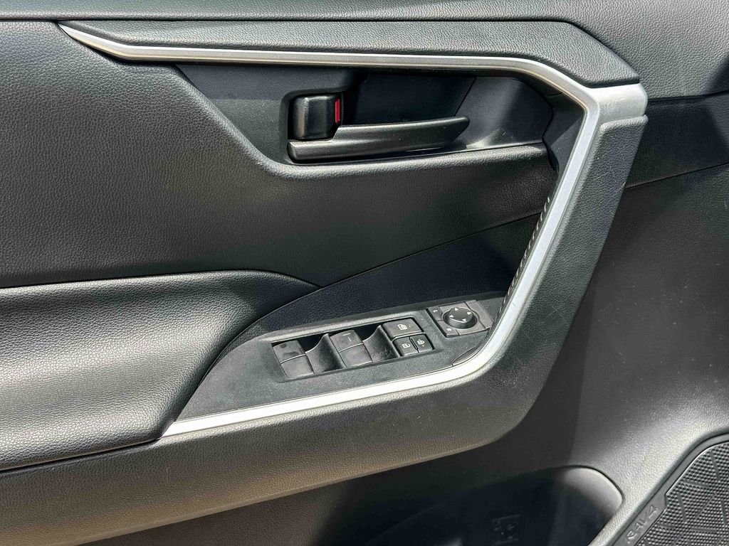 2020 Toyota RAV4 LE - Photo 16