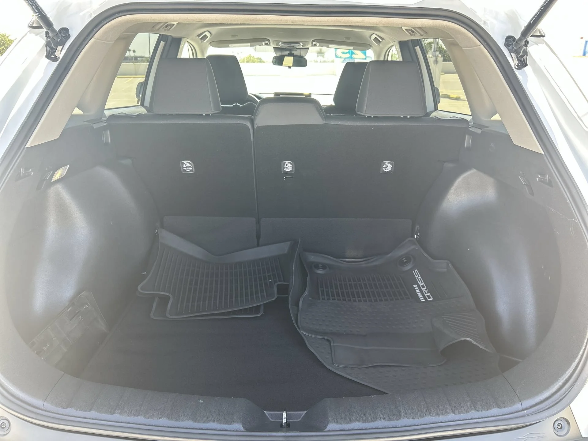 Used 2025 Pearl Toyota LE image 21