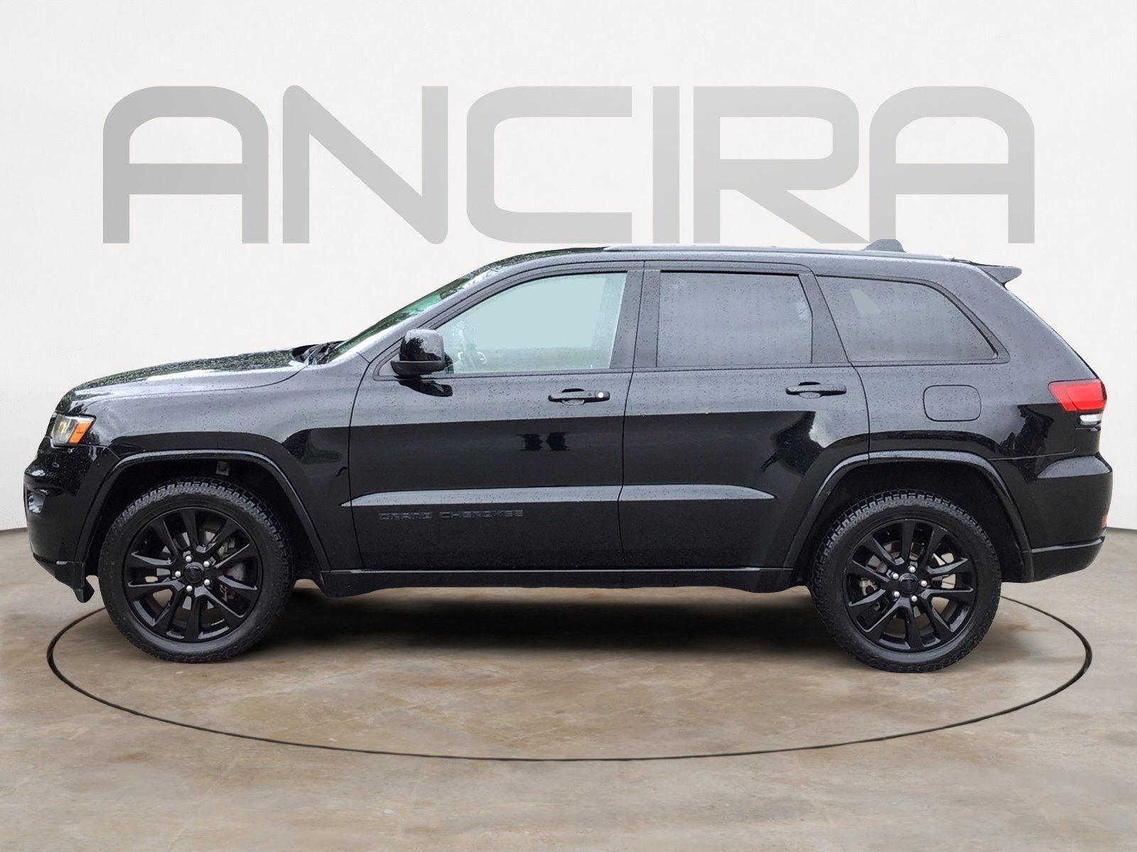 Used 2018 Diamond Black Crystal Pearlcoat Jeep Altitude image 9