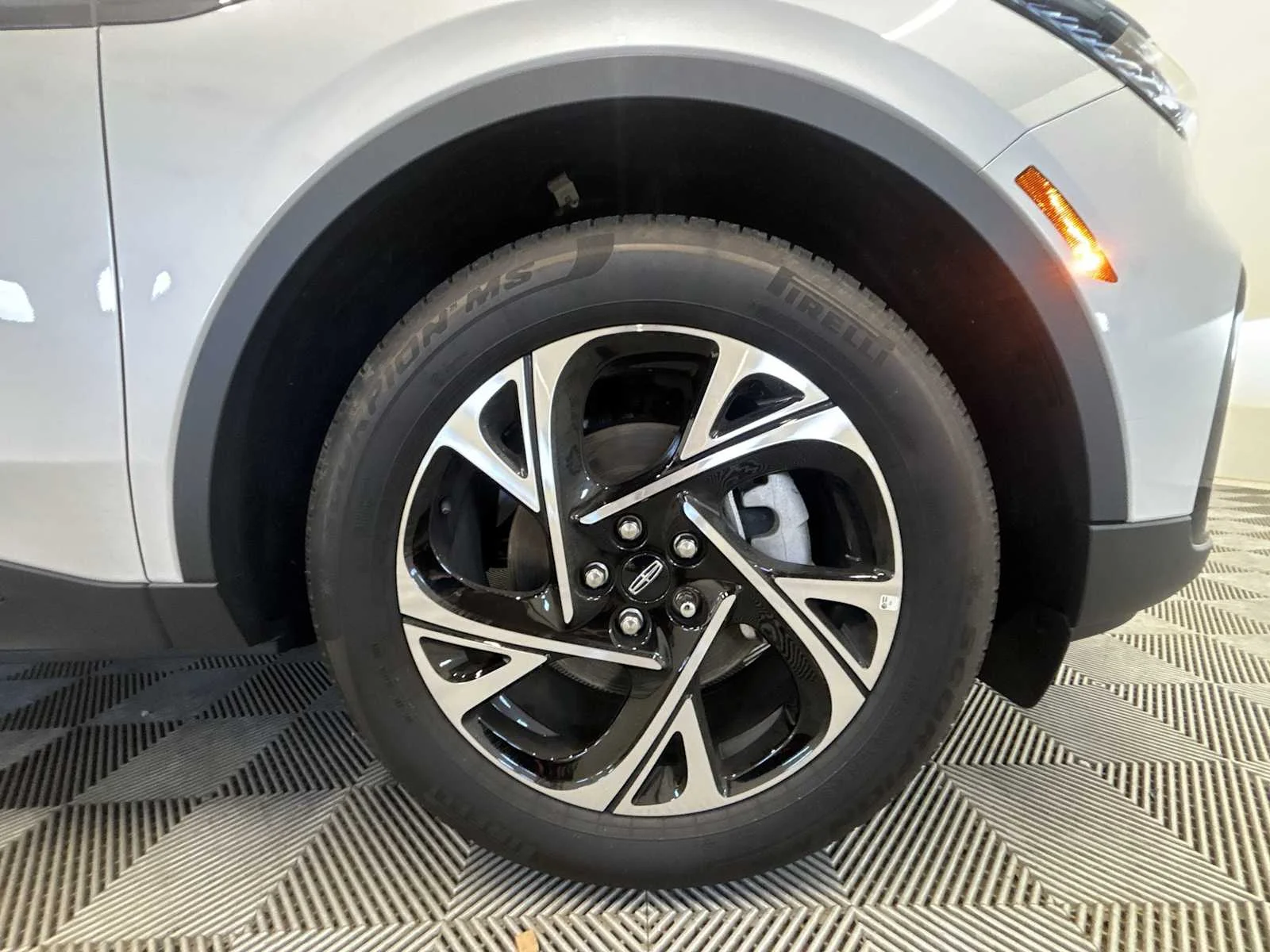 Used 2025 White Platinum Metallic Tri-Coat Lincoln Premiere image 18