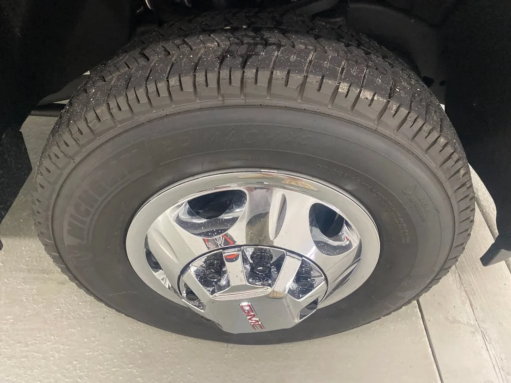 New 2026 Summit White GMC SLE image 9