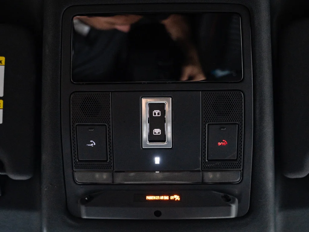 Used 2023 Fuji White Land Rover SE R-Dynamic image 39