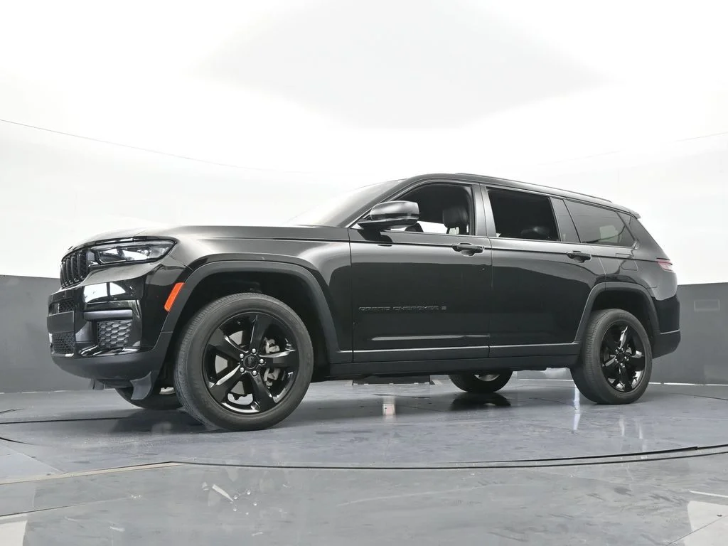 Used 2023 Diamond Black Crystal Pearlcoat Jeep Altitude image 52