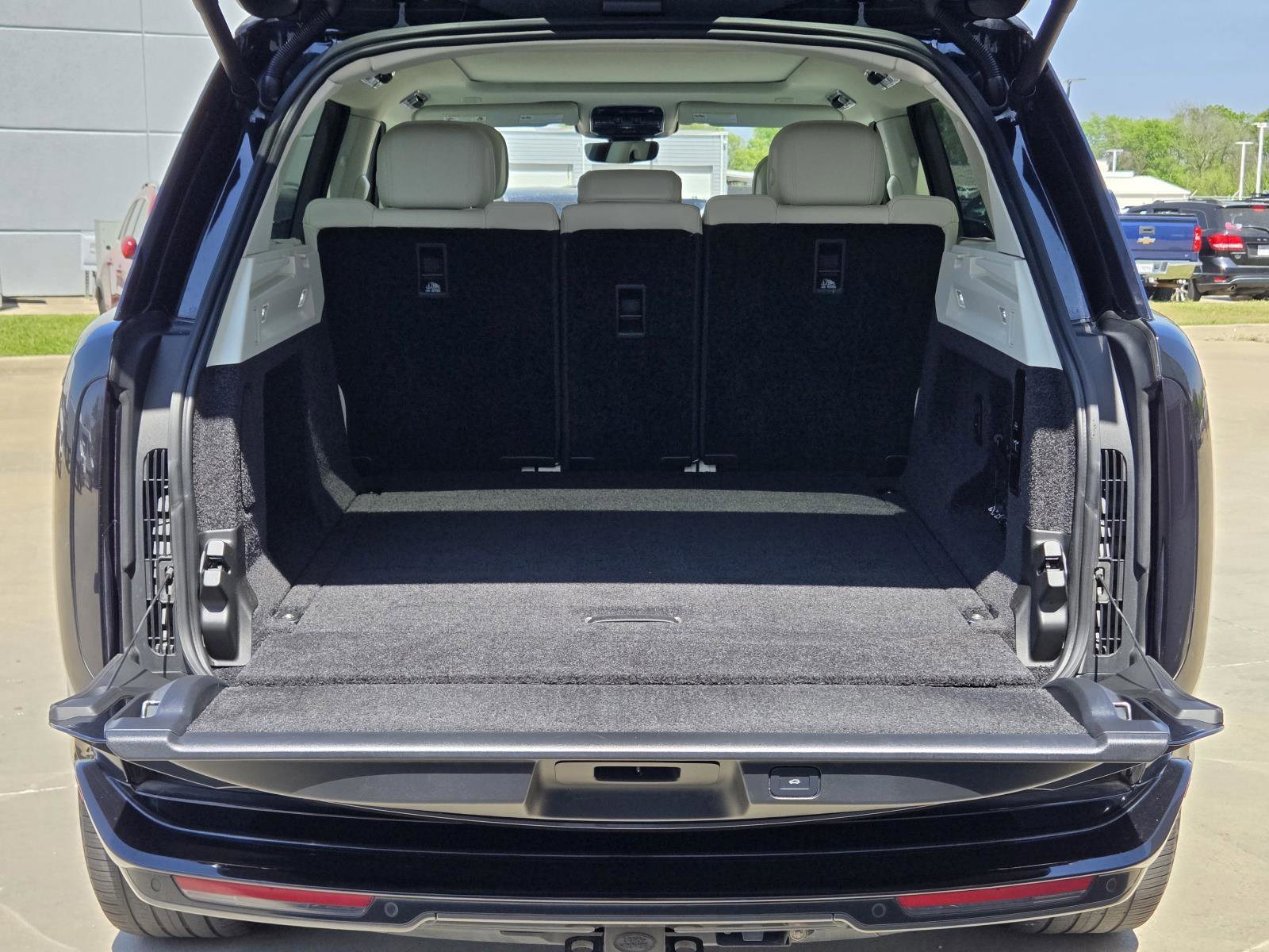Used 2023 Santorini Black Land Rover SE image 9