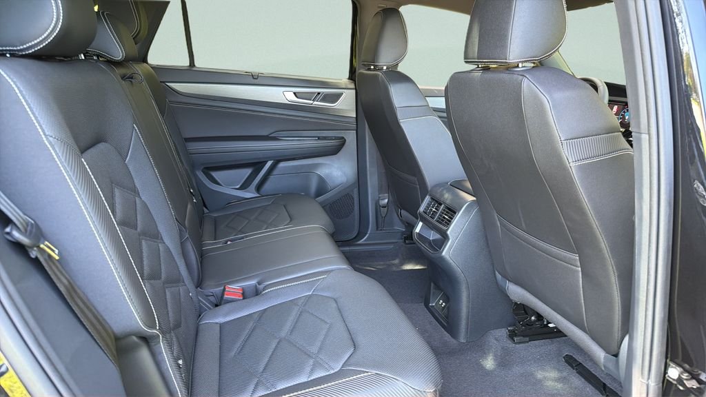 New 2026 Deep Black Pearl Volkswagen SE w/Technology image 33