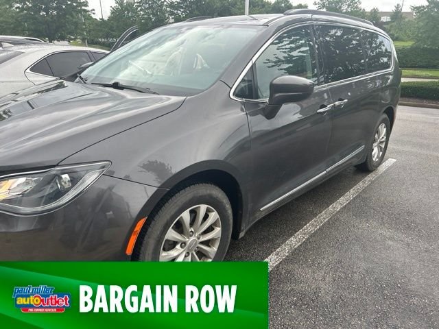 2017 Chrysler Pacifica Touring-L's photo