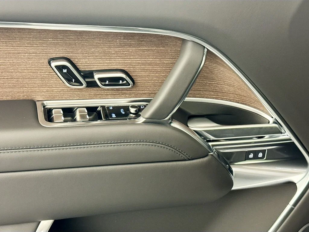 New 2026 Eiger Grey Land Rover SE image 18