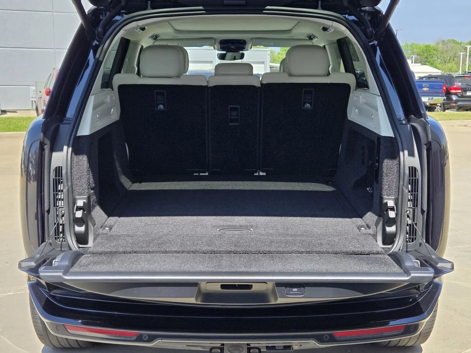Used 2023 Santorini Black Land Rover SE image 9