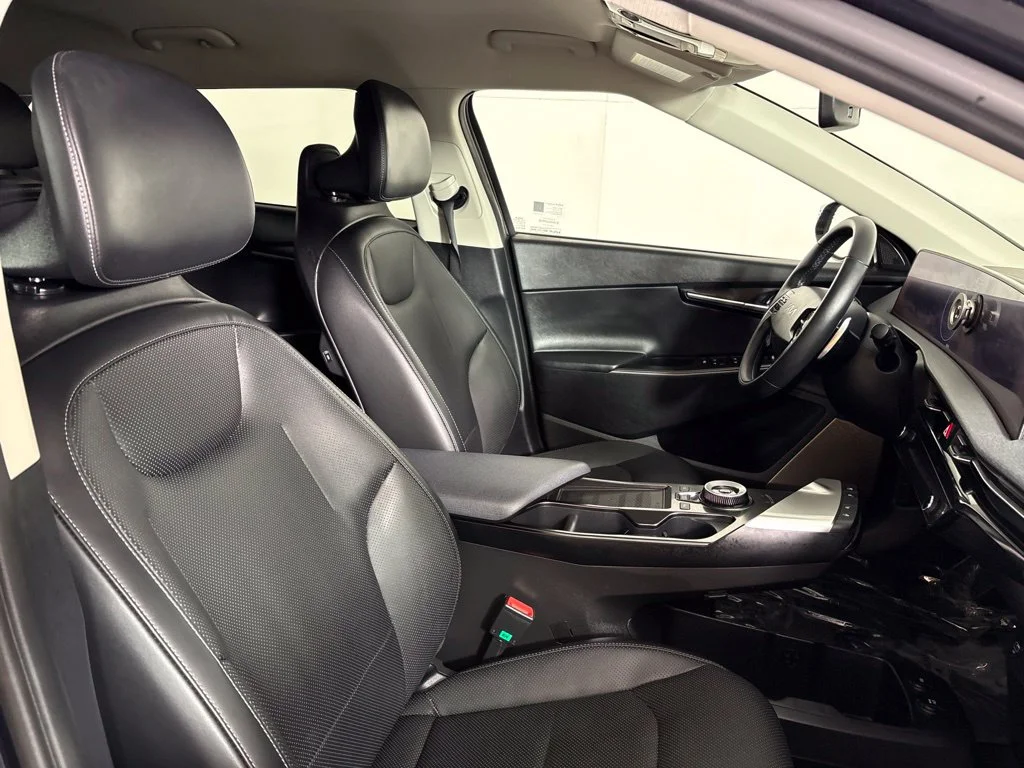 Used 2023 Blue Kia Wind image 18