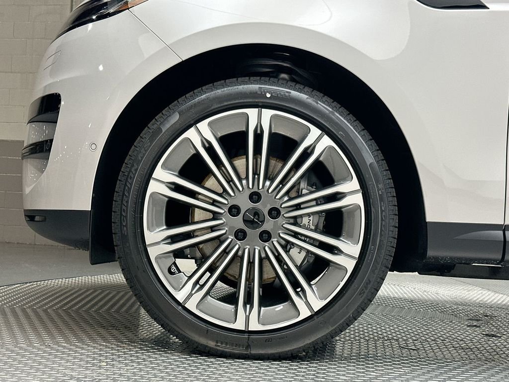 New 2026 Borasco Grey LAND ROVER SE image 13