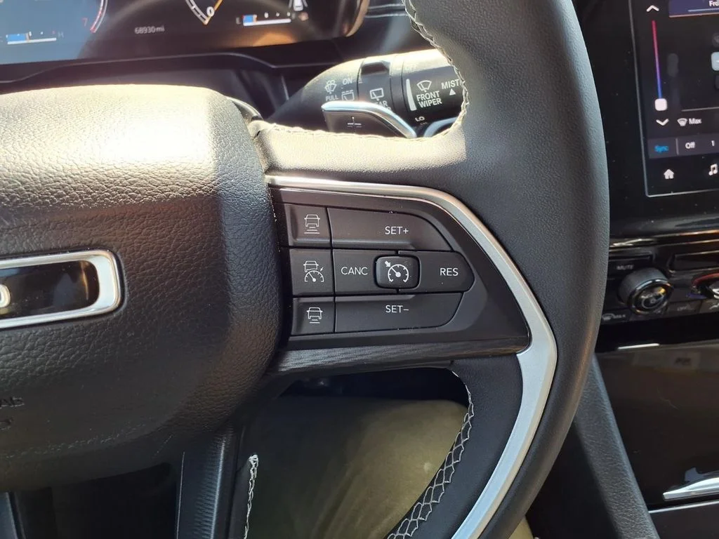 Used 2023 White/off-white Jeep Laredo image 14