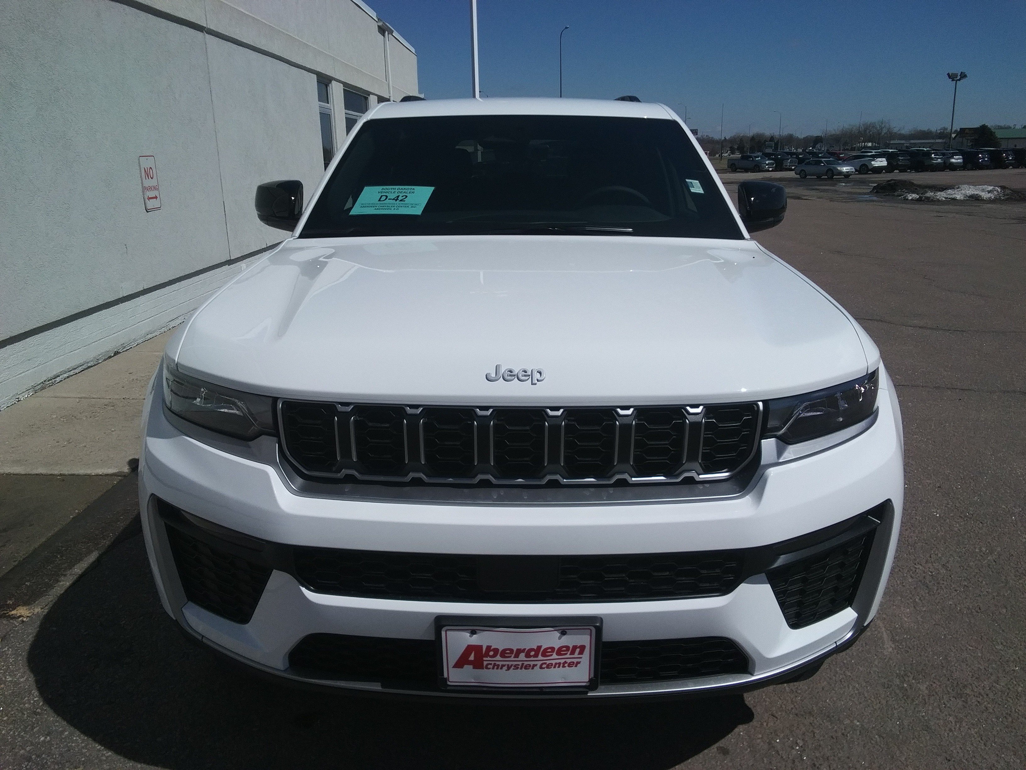 New 2026 Bright White Clear-Coat Exterior Paint Jeep Limited image 3