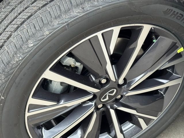 New 2026 RADIANT WHITE INFINITI Luxe FWD image 11