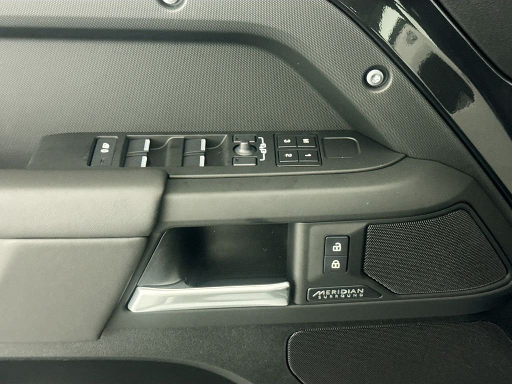 2026 Land Rover Defender X-Dynamic SE - Photo 17