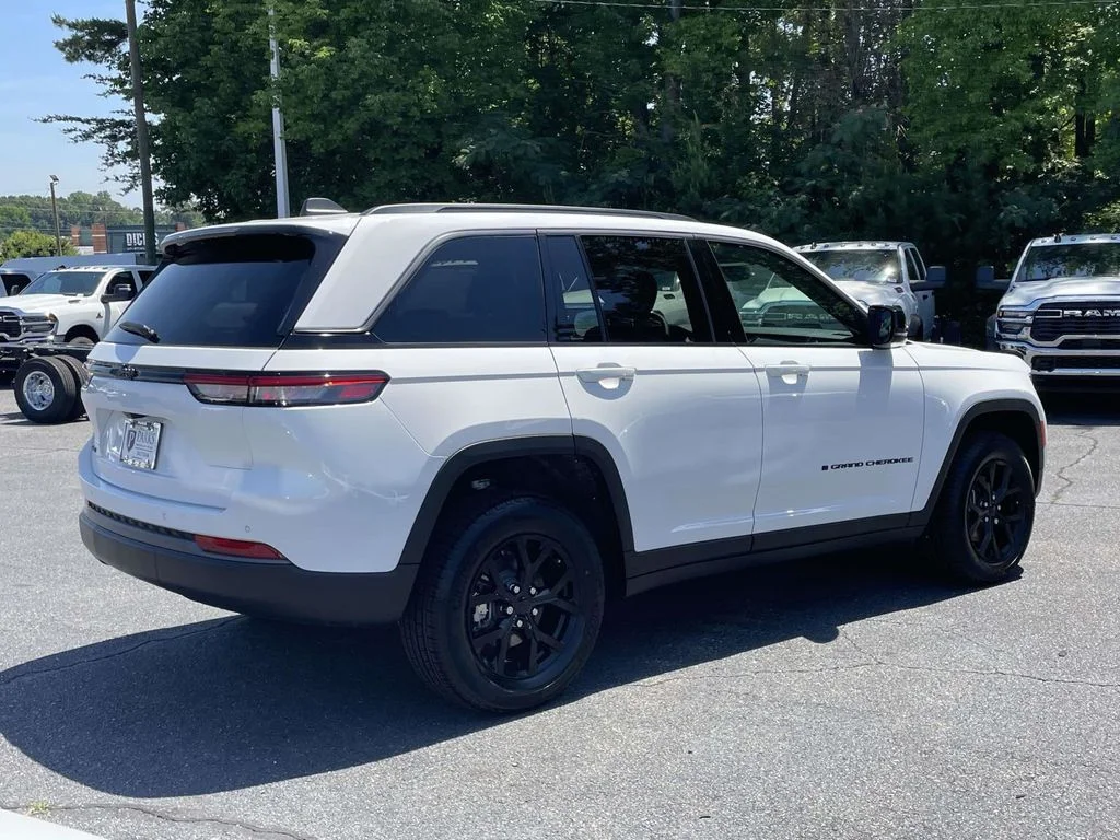 New 2026 Bright White Clear-Coat Exterior Paint Jeep Altitude image 8