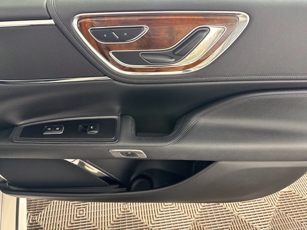 Used 2018 White Lincoln Select image 21