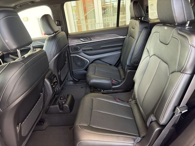 New 2026 Bright White Clear-Coat Exterior Paint Jeep Limited Reserve image 19