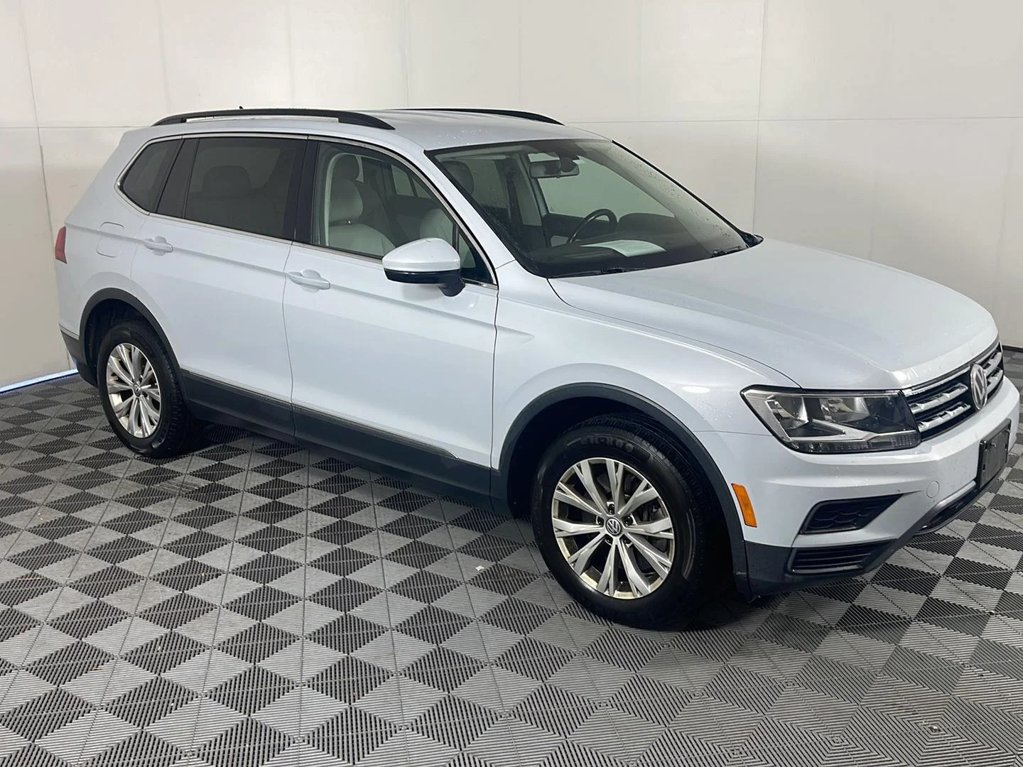 Used 2018 White Silver Metallic Volkswagen SE image 5
