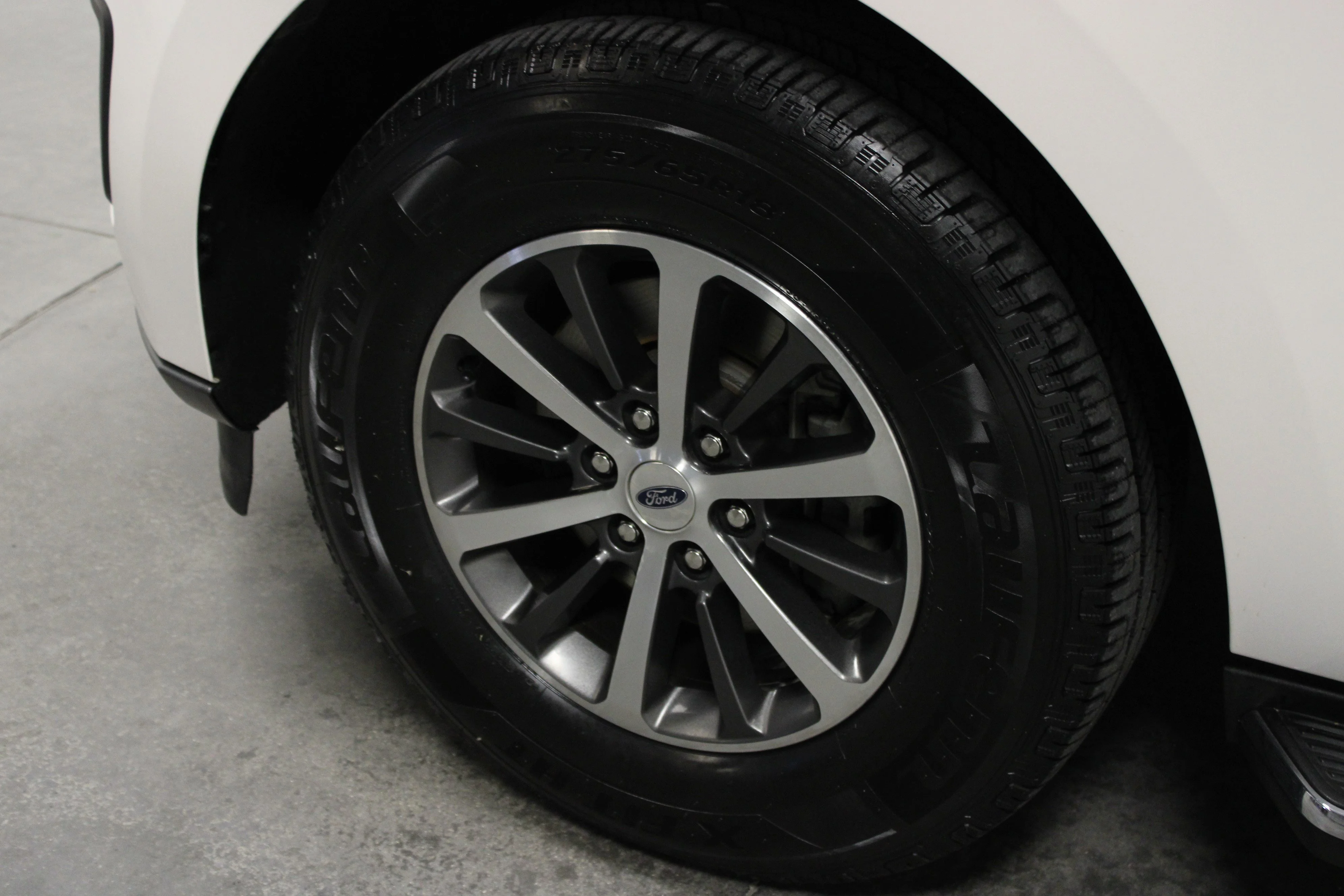 Used 2019 White Platinum Metallic Tri-Coat Ford XLT image 10