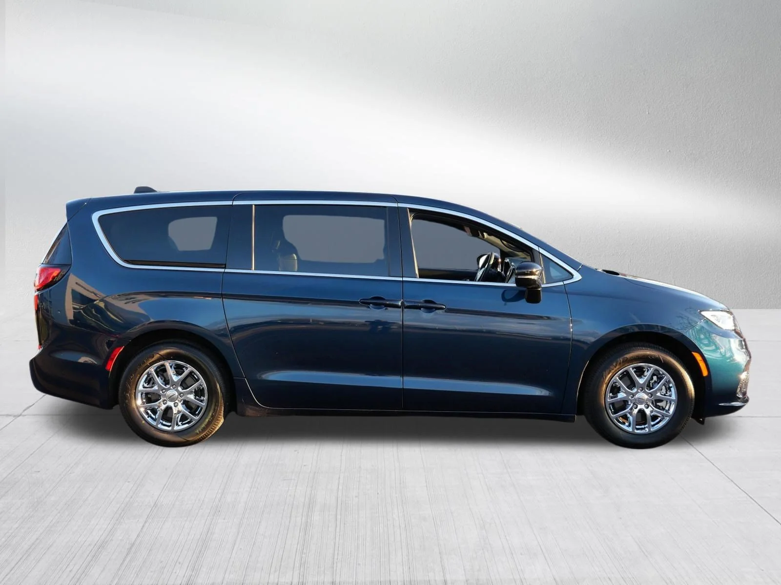 Used 2025 Fathom Blue Pearlcoat Chrysler Select image 8