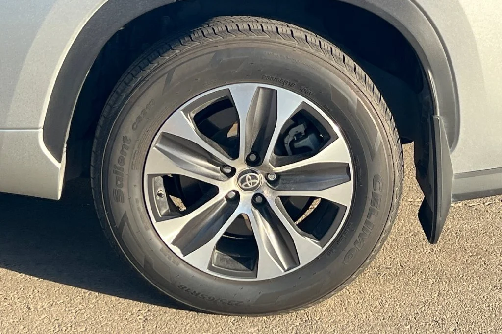 Used 2021 Silver Toyota XLE image 5