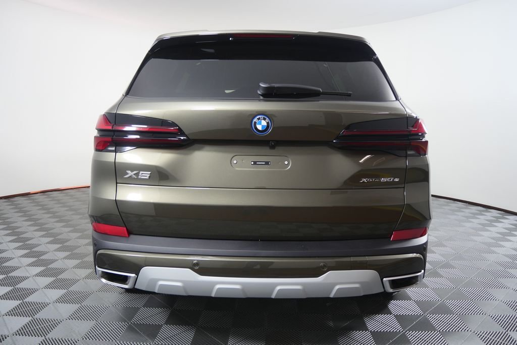 New 2026 Manhattan Green Metallic BMW xDrive50e image 4