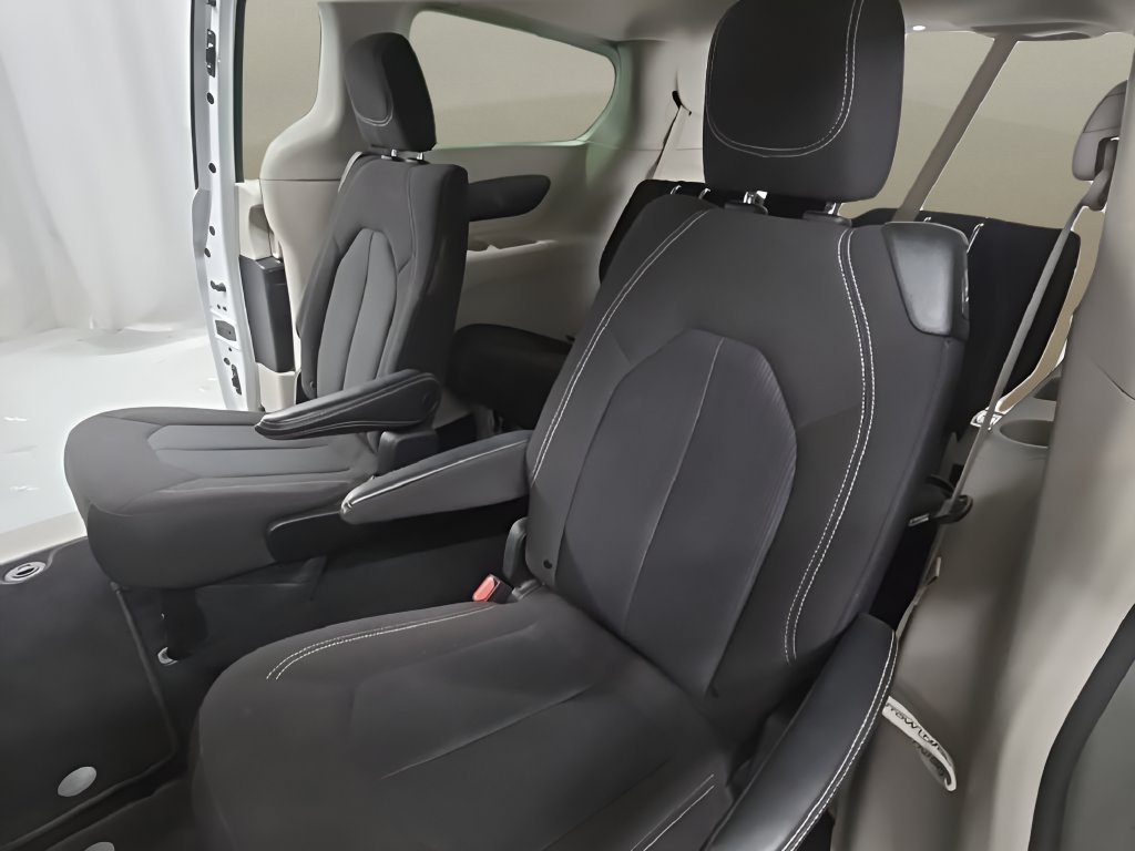 Used 2022 White Chrysler LX image 14