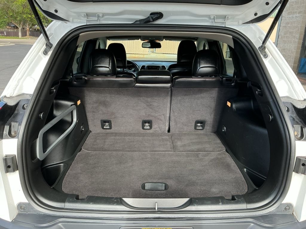 Used 2018 White Jeep Trailhawk image 12