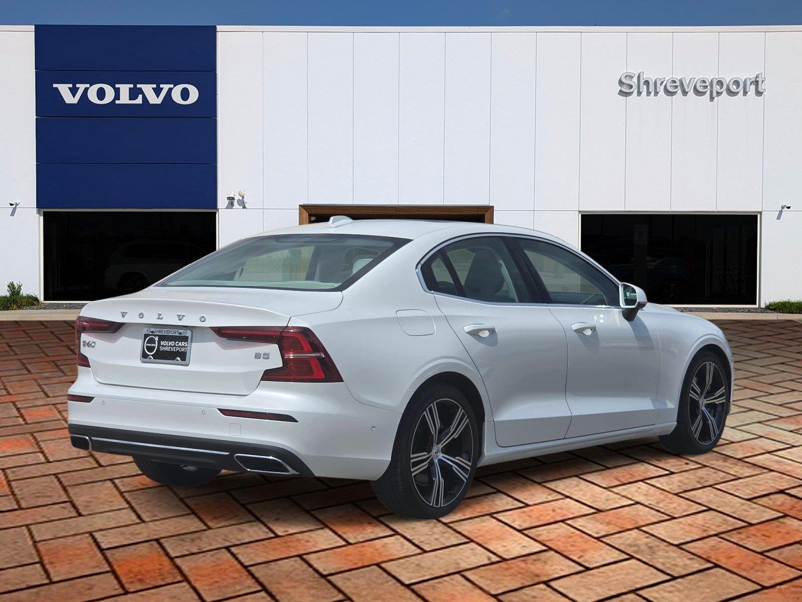 Used 2022 Crystal White Metallic Volvo Inscription image 4