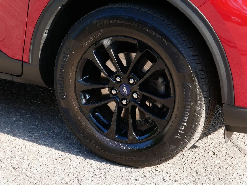 Used 2022 Red Ford SE image 7