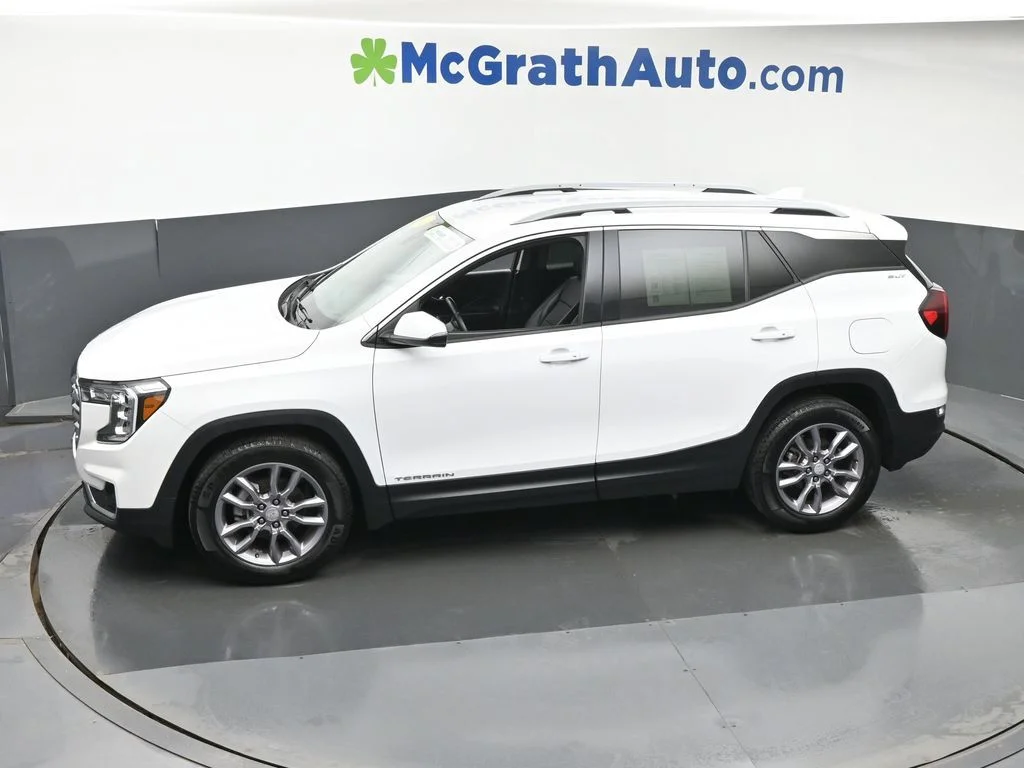 Used 2023 White GMC SLT image 23