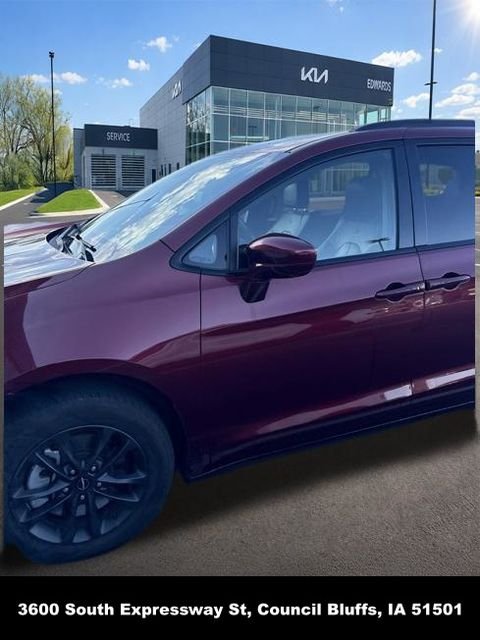 Used 2020 Red Chrysler Launch Edition image 5