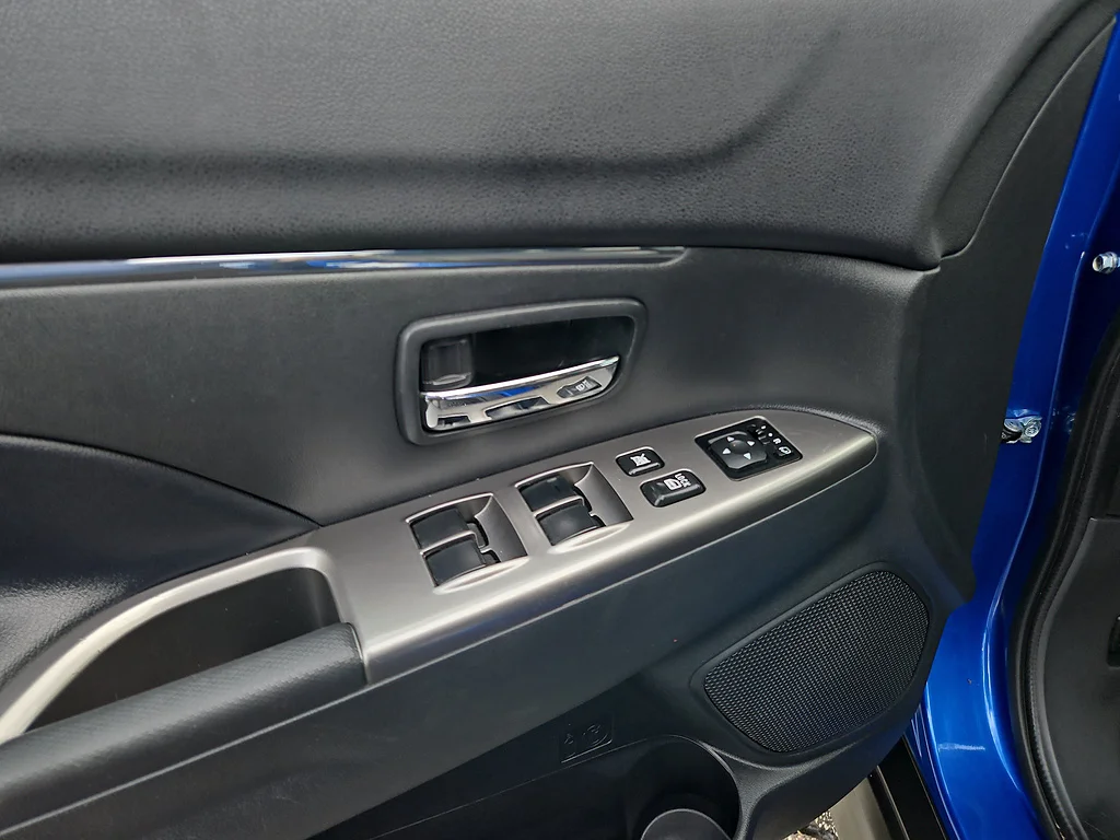 Used 2026 Octane Blue Metallic Mitsubishi SE image 20
