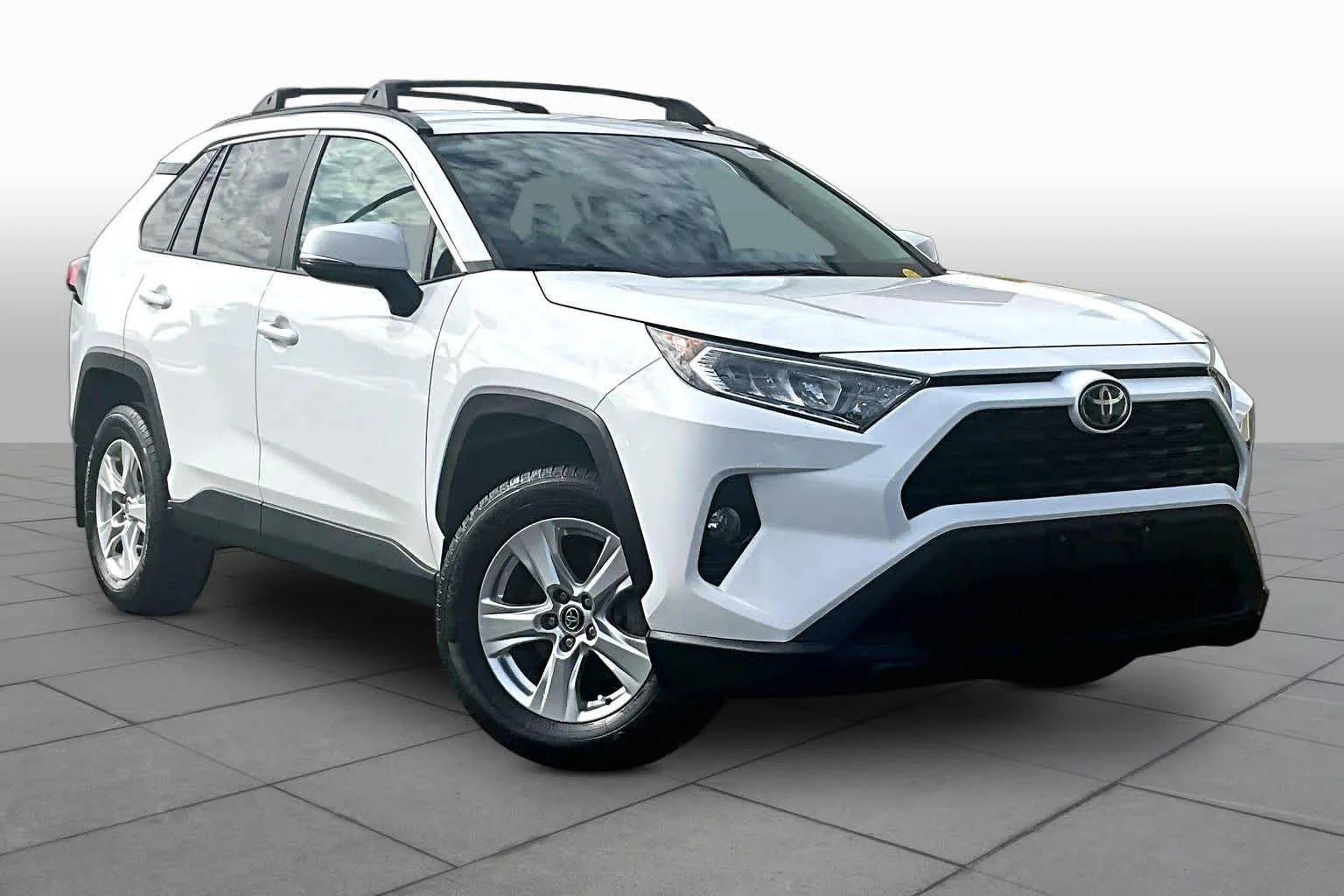 Used 2020 Super White Toyota XLE image 3